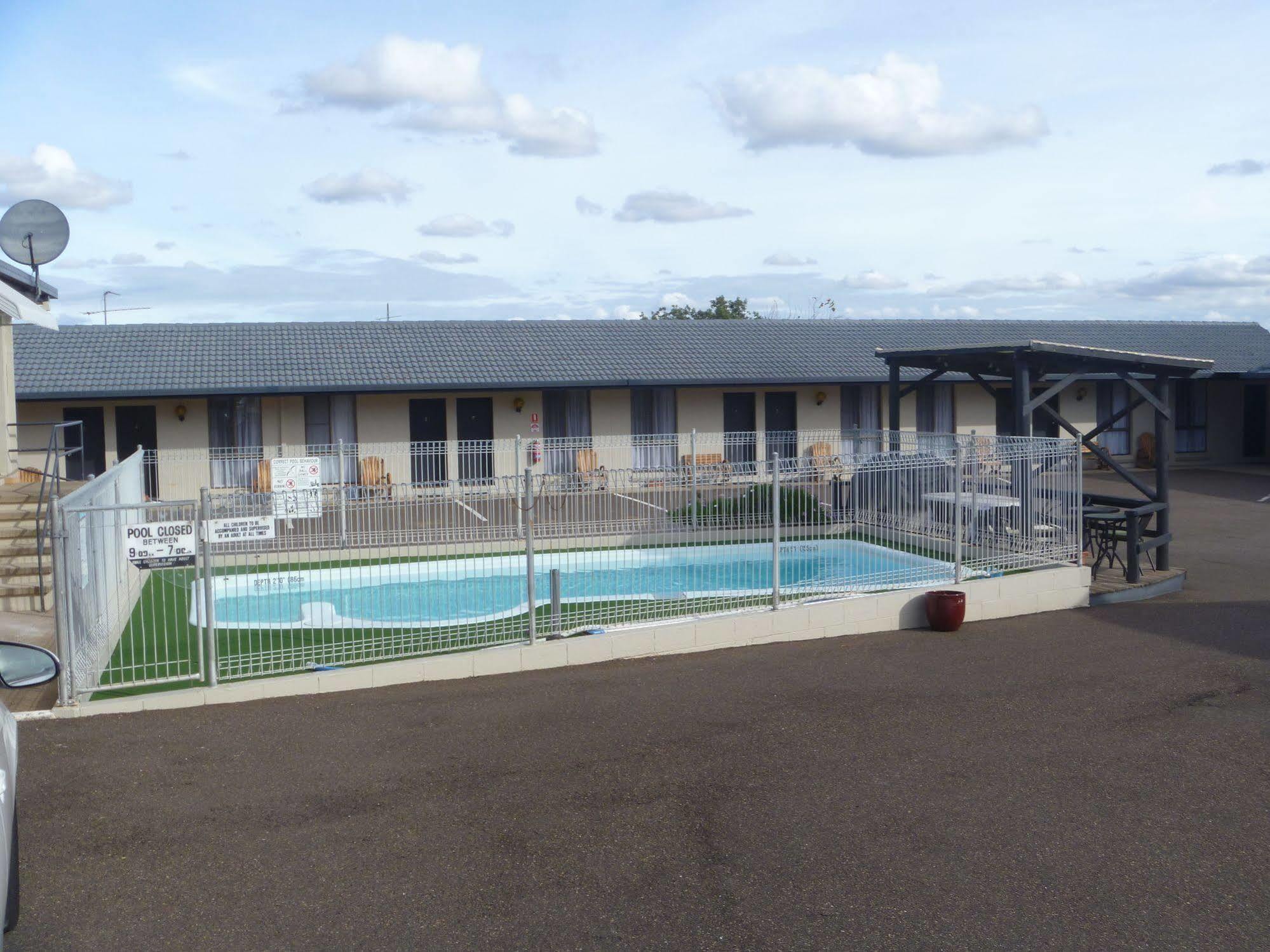 Stagecoach Inn Motel Тамуърт Екстериор снимка
